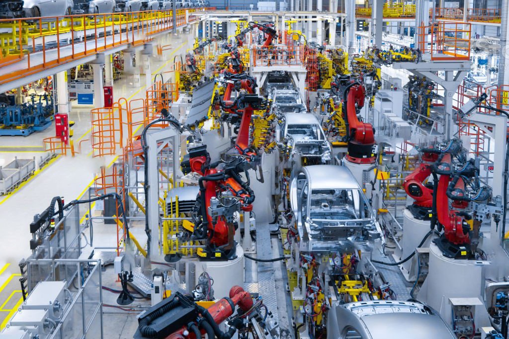 Yeni arabanın montaj hattı üretimi.Üretim hattında araba gövdesinin otomatik kaynağı.araba üretim hattındaki robotik kol çalışıyor